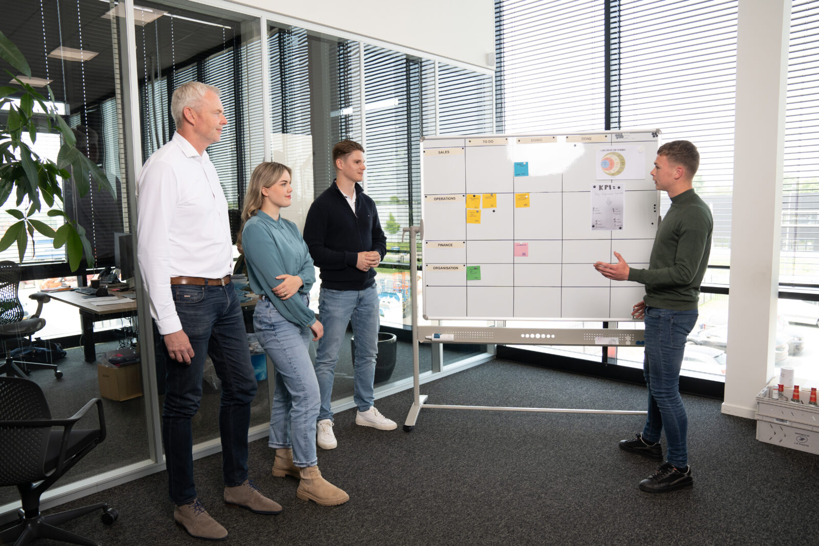 Ccollega's overleggen over logistiek transport