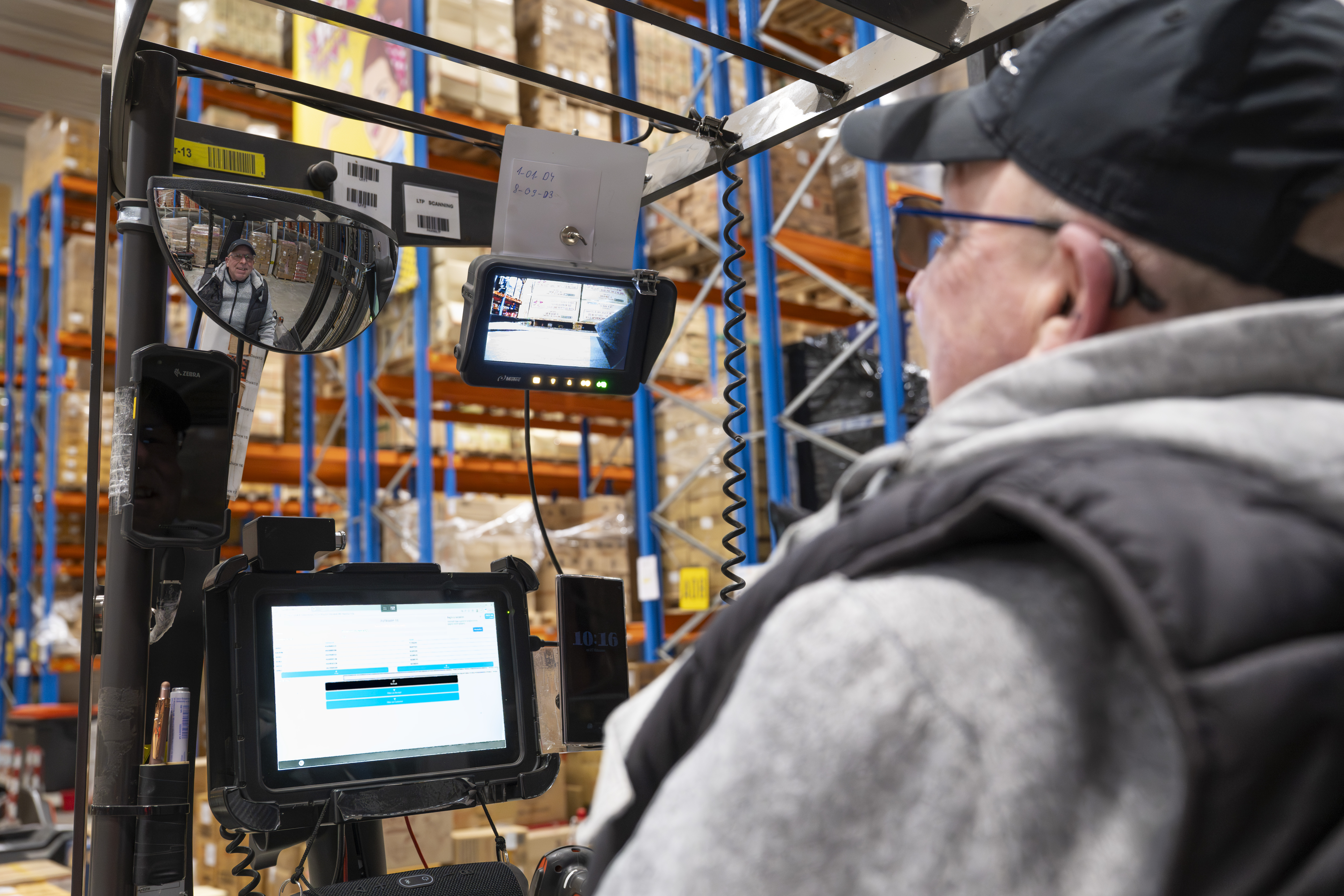 Efficient order picking process in a professional warehouse